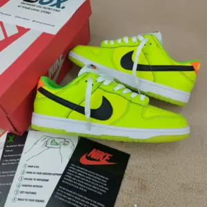 Nike Dunk Low SE 'Volt'