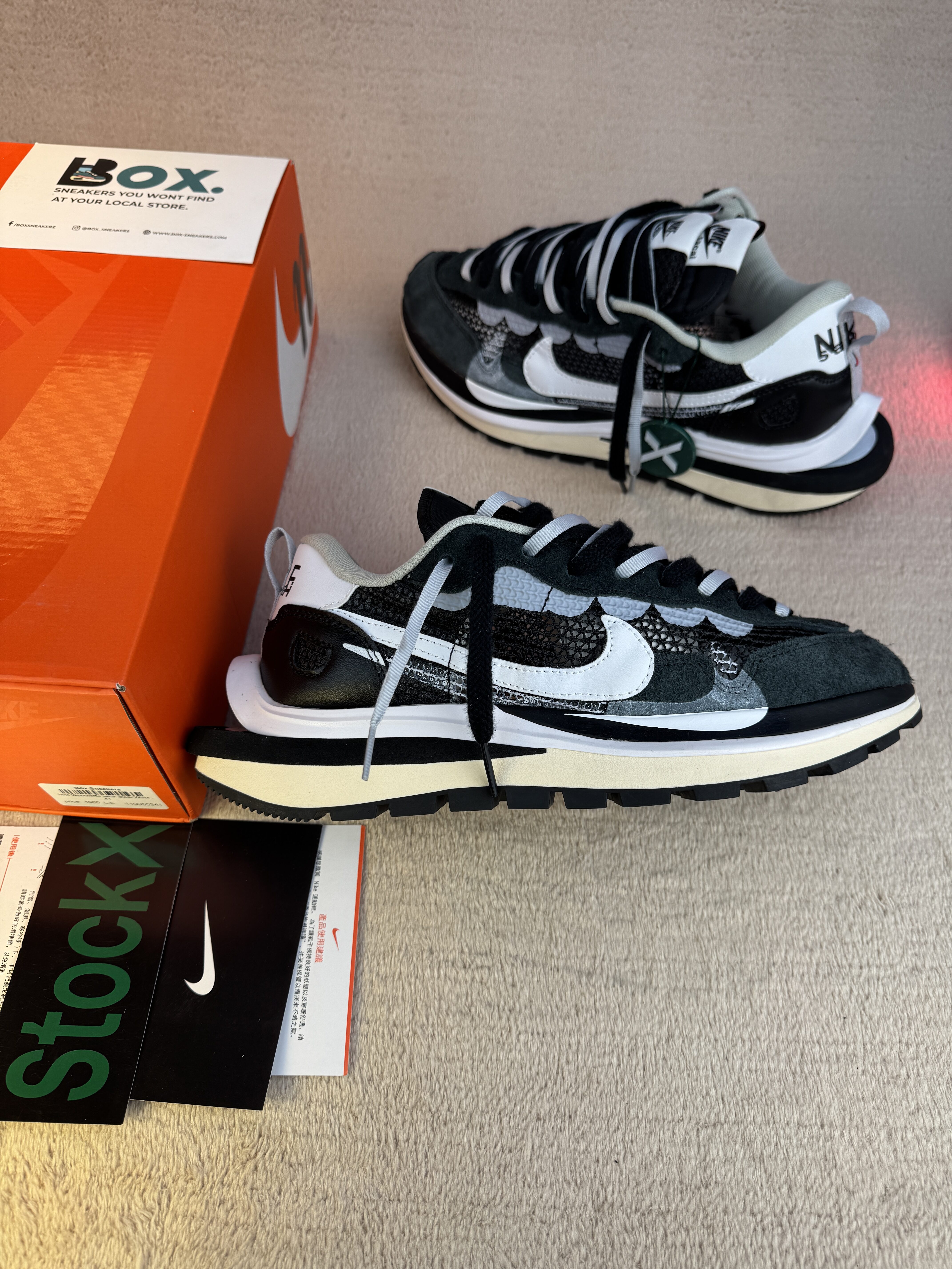 Nike Vaporwaffle sacai Black White - Image 2